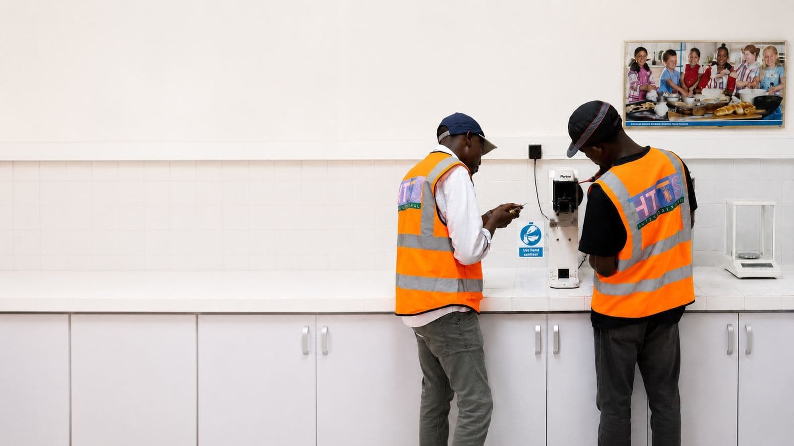 Installing laboratory instruments