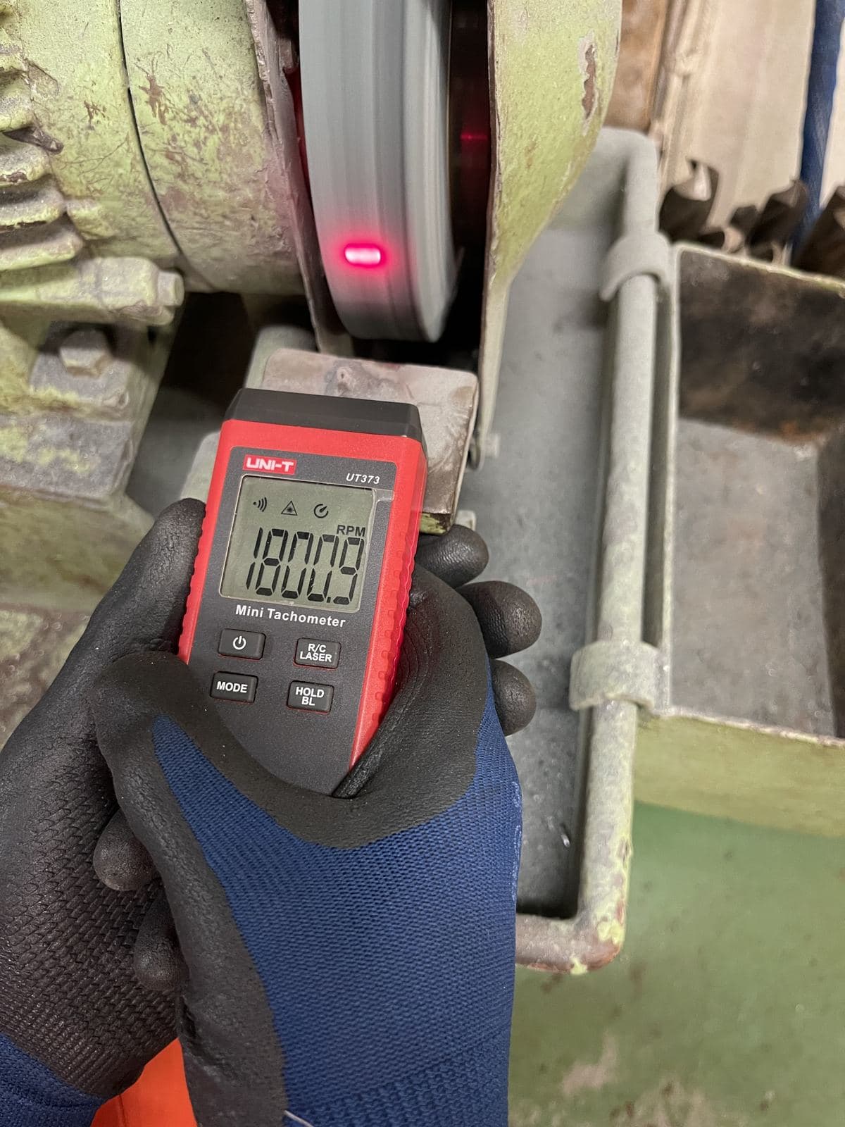 Measuring rotation speed with a tachometer